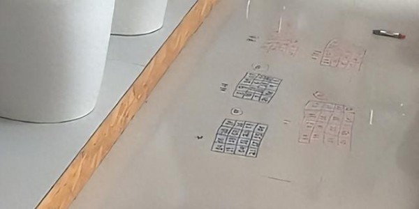“儿子是数学天才，妈妈却只想揍他”，男孩蹲着钻研数学一幕火了