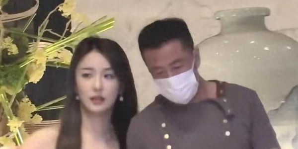 52岁杨坤恋情曝光，和美女手拉手回酒店，一直未婚，前女友意难平