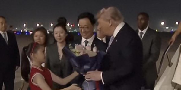 满场黑西装，一抹中国红：大国排场硬是被小女孩焐热了