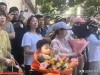 挑行李的女孩火了！人民日报转发，家境流出，学校也有了最新回应