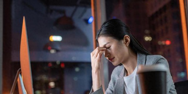 熬夜伤身，睡太早也伤身？8万人研究结果来了，几点睡觉才健康？