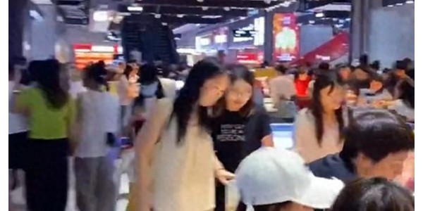 金价大跌！大金镯卖疯了，郑州金店被挤爆：顾客排队50分钟“扫货”