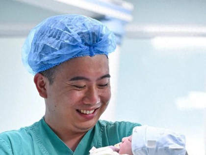 8年接生超300个宝宝，成都30岁男助产士用专业打破偏见，二胎妈妈一进产房就认出他：有你在，我一点都不怕