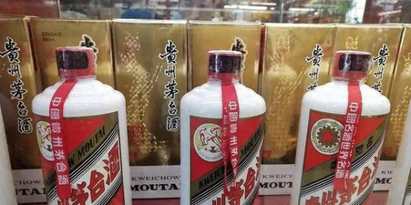 彻底崩了！飞天茅台价格跌回10年前，黄牛亏哭、经销商含泪清仓