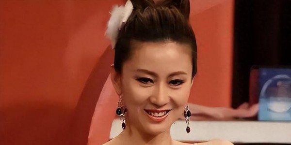 49岁仍单身！曾因全裸写真被骂到社会性死亡，现在她活成了这样！​