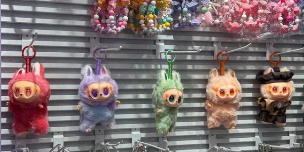 Labubu的假货产业链：秘密全球发货，工厂谁也不能来看