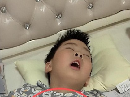 “孩子都要死了，你还拍！”女子拍摄儿子睡姿，网友看的心惊肉跳