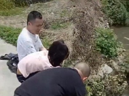 重庆女孩落水被卡桥洞冲掉裤子，男子及时救起帮忙穿好，网友纷纷批评质疑者：救人第一
