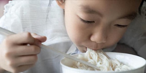 "白血病"专挑孩子下手，再次提醒：这4种食物，能不吃就不吃
