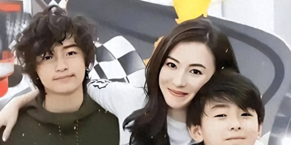 张柏芝自曝感情新状态后，二儿子近照曝光，颜值超越亲爸谢霆锋