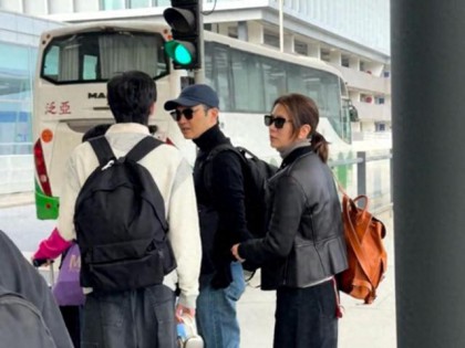 张智霖儿子放假回港，魔童185个头仪态变好，一家三口都颜值出众