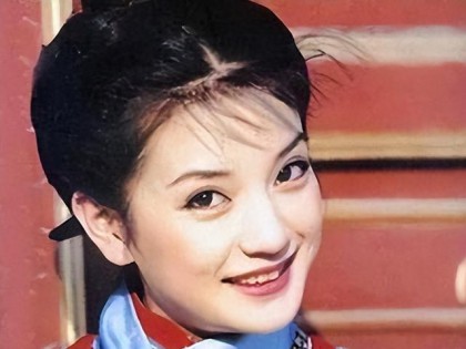 面相又变了！49岁赵薇广东吃饭，又老又瘦没架子，却再无回头路走