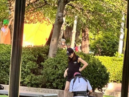 邱泽许玮甯公园遛娃，身上绑着腰凳将儿子举高高，一家三口超幸福