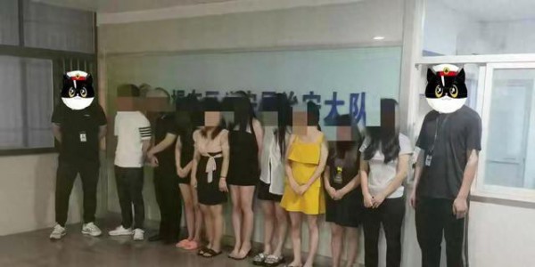 茶楼变淫窝？警方突袭抓9人，网友们都咋说。