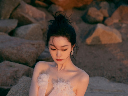 36岁宋轶美出新高度！一袭粉纱裙温柔又高级，美得像梦中女神