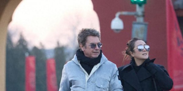 巩俐携丈夫露面，蜂腰宽胯身形丰腴，全裹出镜秒了全场