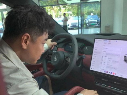 王皓夫妇现身4S店买新车，老婆闫博雅气质不俗，穿短裙大长腿吸睛