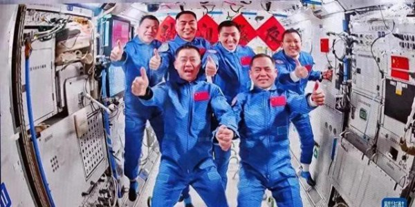 我国首次！3名航天员换坐神舟二十一号返航，神舟二十二择机发射