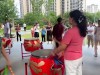 湖北绿衣打鼓大妈被全网追扒！居家行为更炸裂，警方：已上报