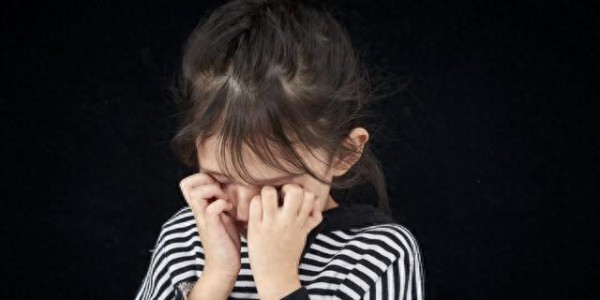 今天小孩不开心，我带出去走一走：两个人说心里话，竟然很开心