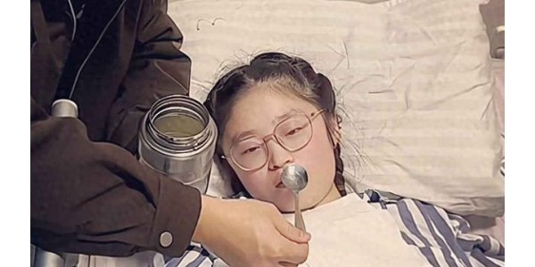 笑不活了！26岁妈妈生完娃被认成初中生，喂水老公遭误认“爸爸”