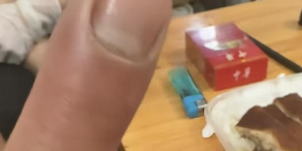 不想火！莫式鸡煲全员苦瓜脸，对着镜头没表情，手上停不下剁鸡。