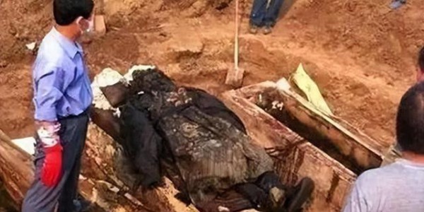 北京挖出大太监李莲英之墓，开棺后，考古人员被吓得浑身发抖