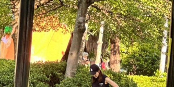 邱泽许玮甯公园遛娃，身上绑着腰凳将儿子举高高，一家三口超幸福