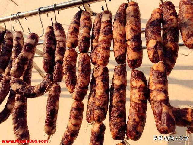 灌香肠时，只在乎调料就错了！少了这一步，香肠松散，还不成形