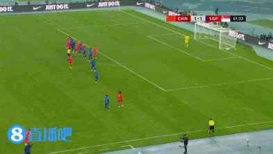 球迷现场视频：武磊拿起球走向点球点后走开，最终改由费南多主罚