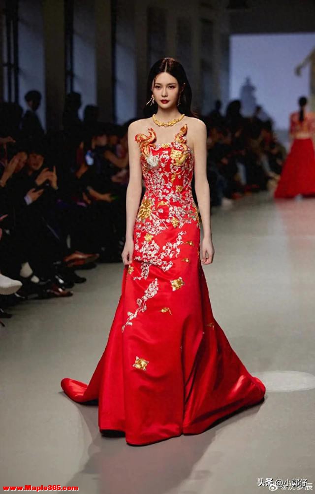 沈梦辰身穿新中式龙凤袍红裙惊艳亮相巴黎时装周，好有中国特色！