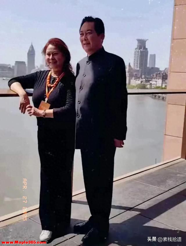 72岁唐国强携妻子游上海，染黑发拉近年龄差，气质满满
