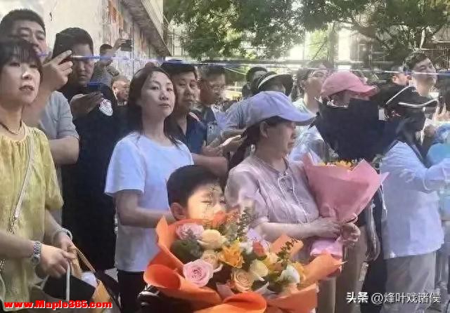 挑行李的女孩火了！人民日报转发，家境流出，学校也有了最新回应