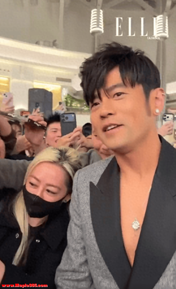 周杰伦瘦身成功后参加线下活动！被夸“好帅”笑得嘴角都压不住了