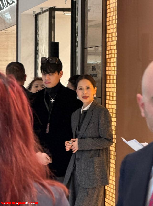 海清元旦在家请客包饺子，北京豪宅装修大气，她戴围裙熟练擀饺皮