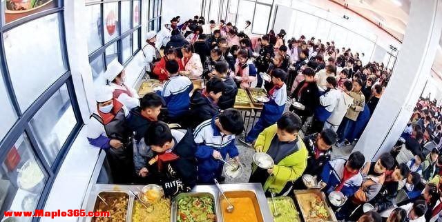 国家下死命令了，在2027年底前，所有中小学必须告别“校外配餐”
