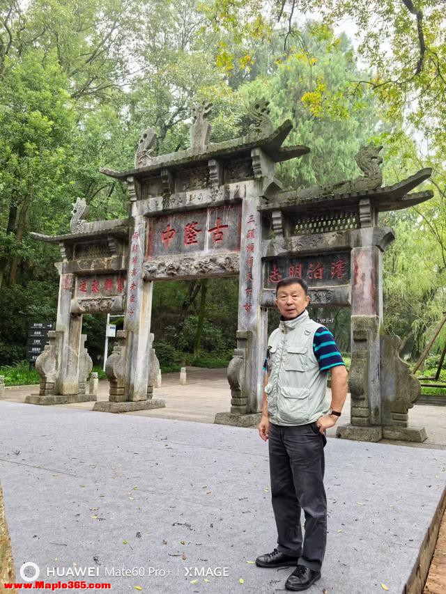 腾龙阁望汉江浩渺苍茫，古城头看襄阳心越千年。