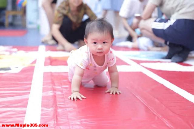 警惕！2岁内宝宝脊椎、听力、视力，全被这 3 种训练毁了