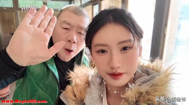 冯小刚夫妻美国陪养女过年！徐帆忙着炒菜包饺子，豪宅内景很破旧