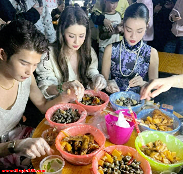 韦雪广西被偶遇，像杨幂但差远了，馒化严重，吃螺蛳粉不敢张大嘴