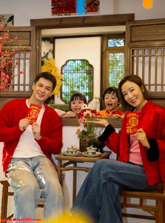 杨怡一家四口拜年照太养眼，女儿长腿抢镜，儿子大眼睛萌翻了
