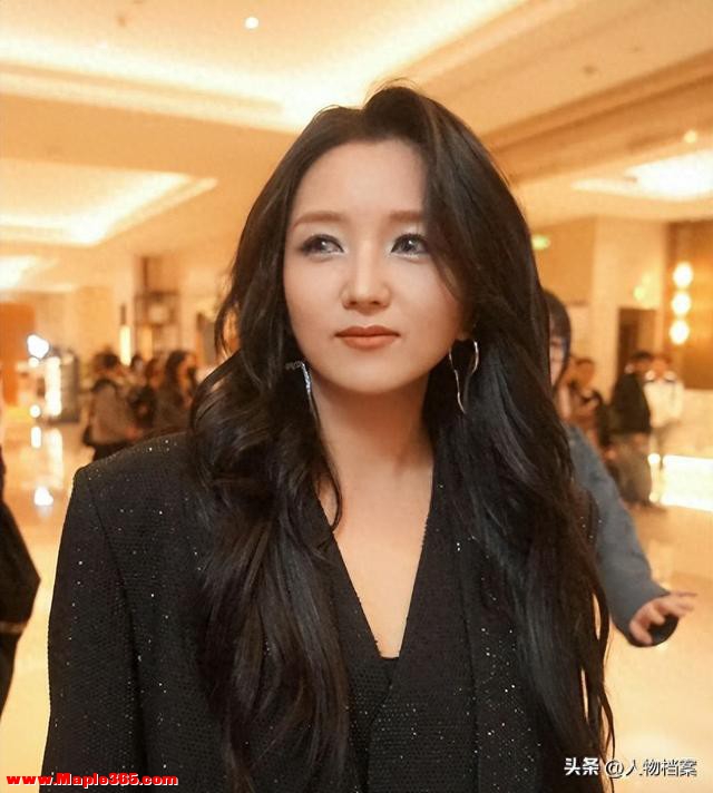 嫁给多段婚史刁磊的何洁，一人挣钱全家花，40岁累的像极了60岁