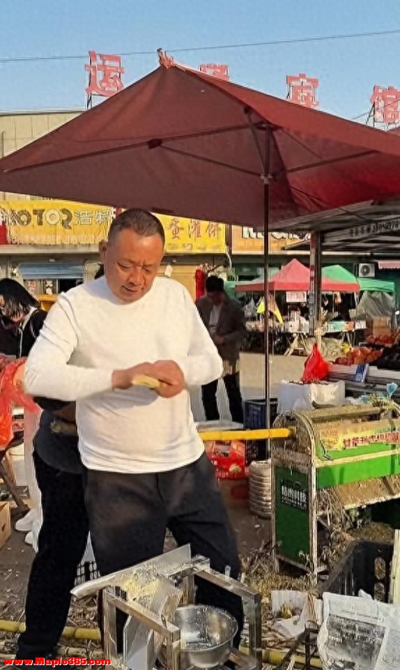 于东来退休后现身老家街头卖甘蔗，标价：削皮15元不削皮10元，边吃边叫卖松弛感拉满；此前账号改名“傻坏蛋于东来”