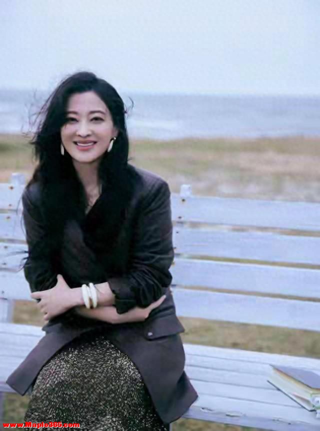 50岁梅婷北京活动杀疯了黑色皮衣套装惊艳全场堪称中年穿搭教科书