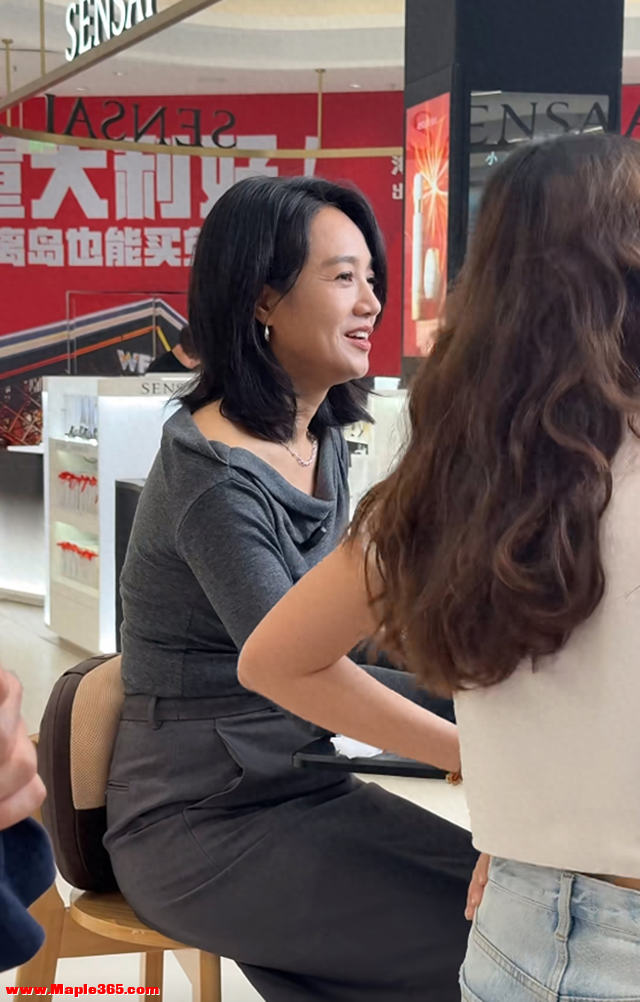 海南偶遇朱丹，本人不显年轻腰粗肚子大，被说除职业跟普通人一样