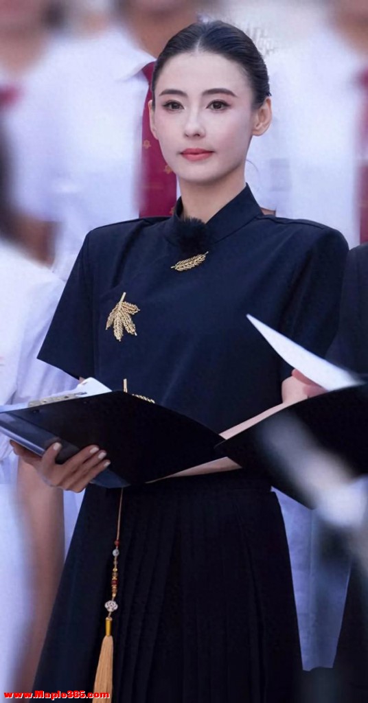 一身新中式套装的张柏芝美出新高度，颜值太能打了！