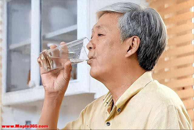 调查发现：每次睡觉前大量喝水的人，不出几个月，或有4大改变