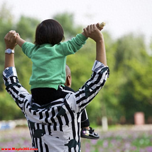 别再用钱砸孩子了！这才是父母最高级的“托举”