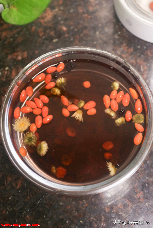 春天，菊花搭配3种对肝特别好，每天喝一杯，清肝明目精神足！