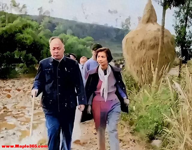 59年，陈毅回到四川老家，夫人张茜那年37岁，长相出众，气质非凡